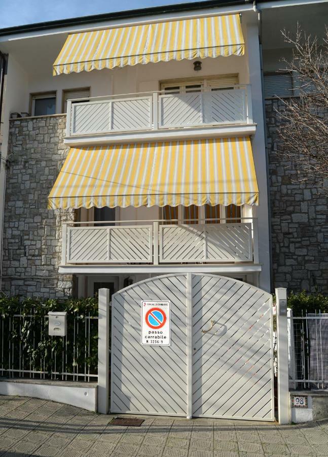 Il Don Minzoni 98 "Casa Vacanze" リド・ディ・カマイオーレ エクステリア 写真
